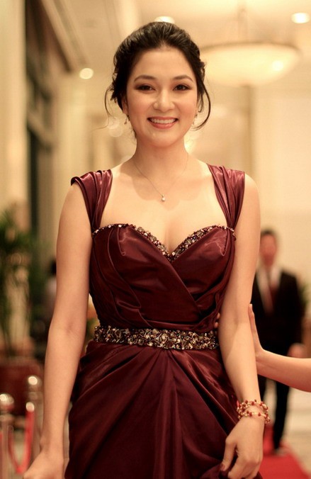 Đầm dạ tiệc màu nâu sang trọng, son nâu pha cam, Hoa hậu Nguyễn Thị Huyền mang đến hình ảnh một quý bà tinh tế.